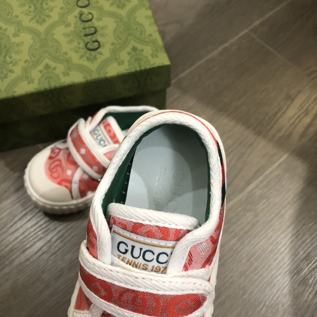 Children's shoes child